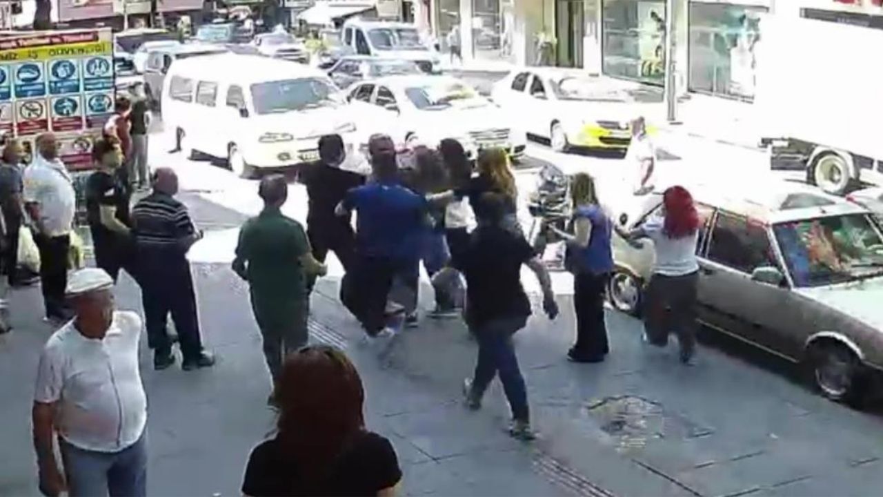 Kaza Sonrası Cadde Karıştı Kadın Sürücüye Dikiz Aynasıyla Saldırdı (1)-1