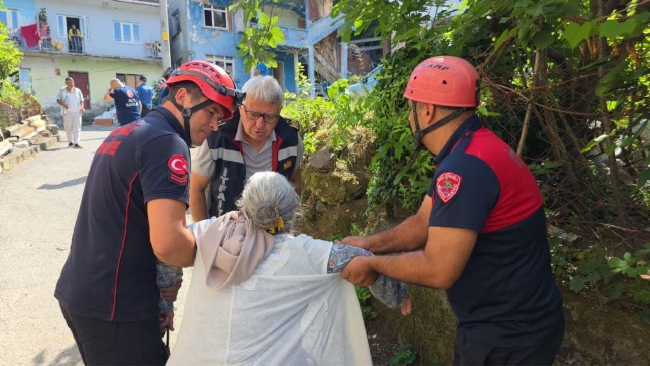 Kiremitleri Savurdu, Başını Yardı Ekipler 45 Dakika Dil Döktü (2)