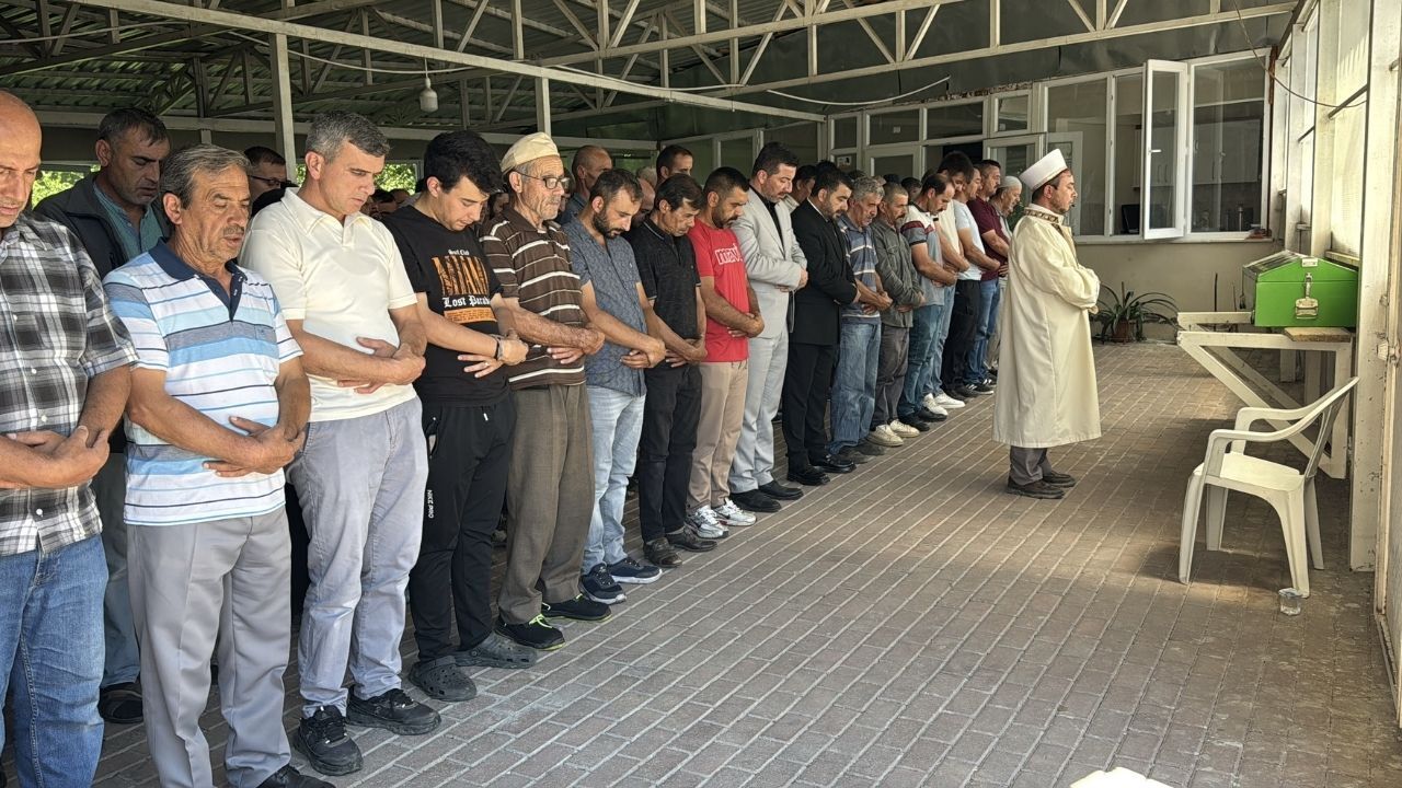 Komşu Ilde Yürek Yakan Veda Yangında Can Veren 2 Yaşındaki Çocuk Toprağa Verildi (2)