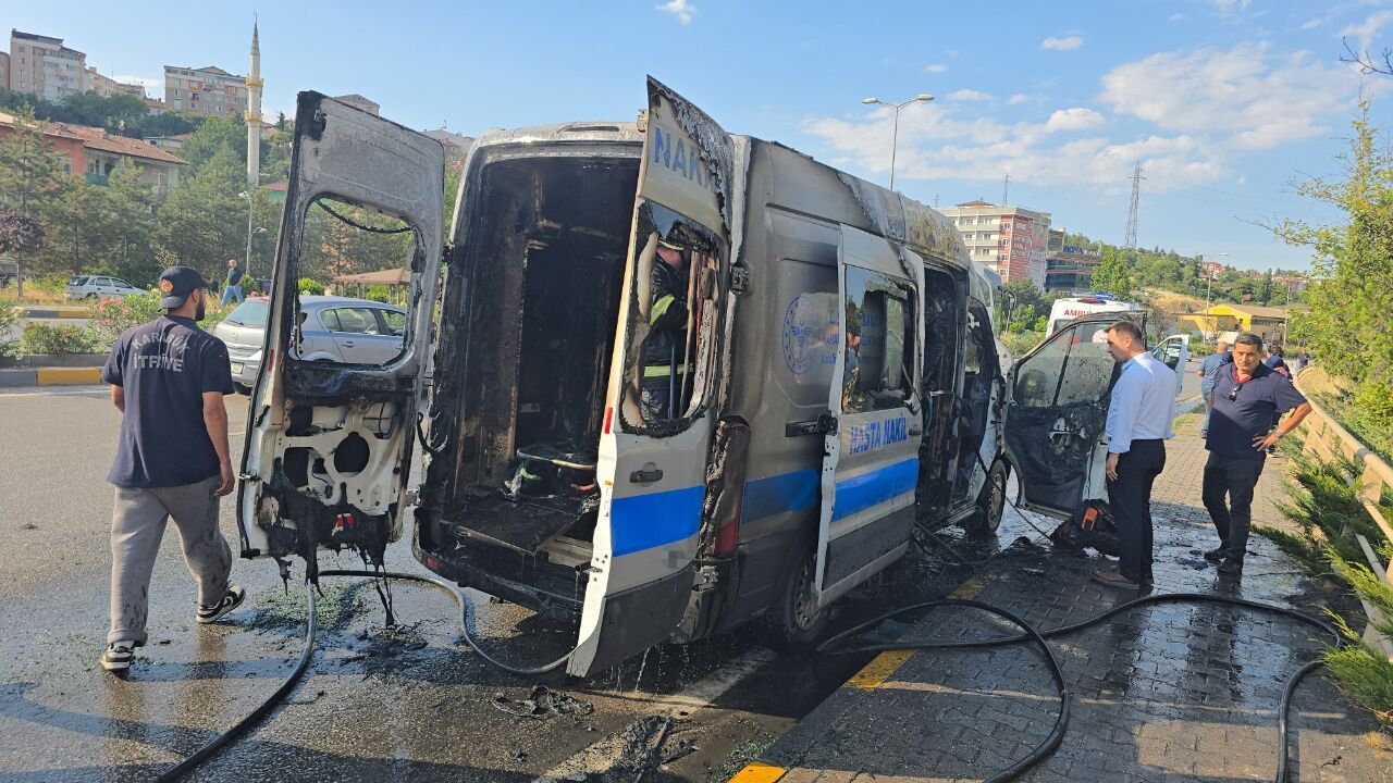 Komşuda Korku Dolu Anlar! Hasta Nakil Aracı Küle Döndü 1