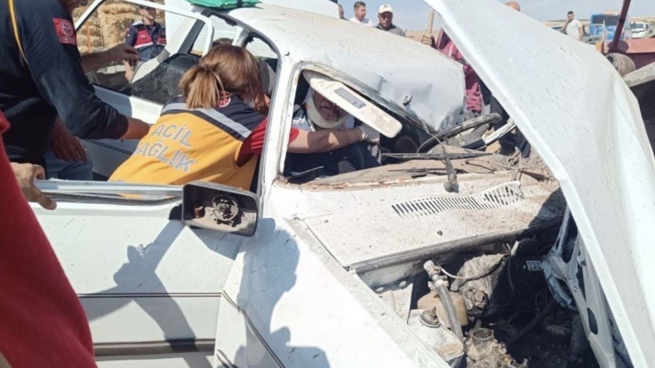 Komşuda Korkunç Kaza Otomobil Traktöre Saplandı! 3 Kişi Hayatını Kaybetti (2)