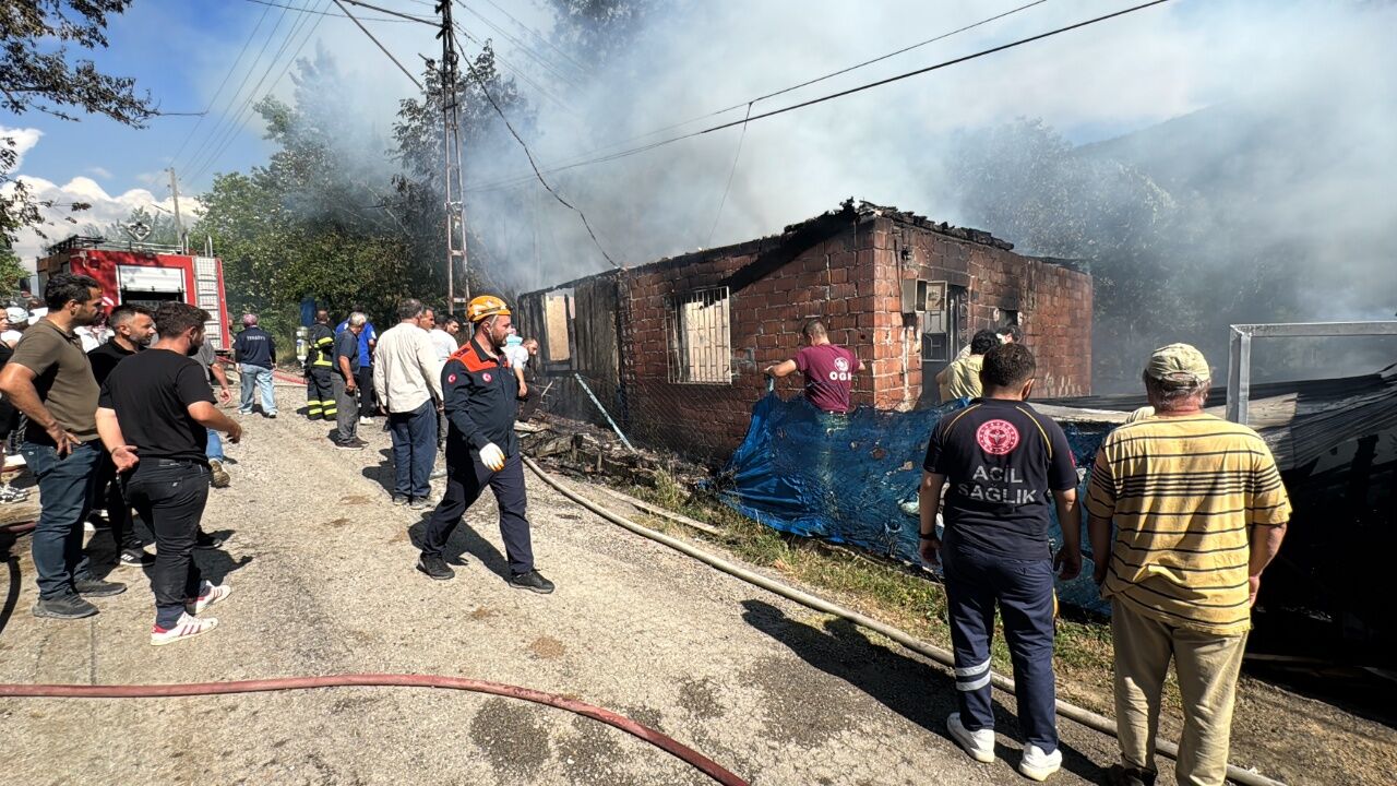 Komşuda Yürek Burkan Olay Alevlerin Arasında Kalan 2 Yaşındaki Çocuk Hayatını Kaybetti (2)