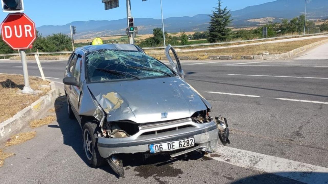 Kontrolden Çıkan Otomobil Refüje Çarptı Yaralılar Var (1)