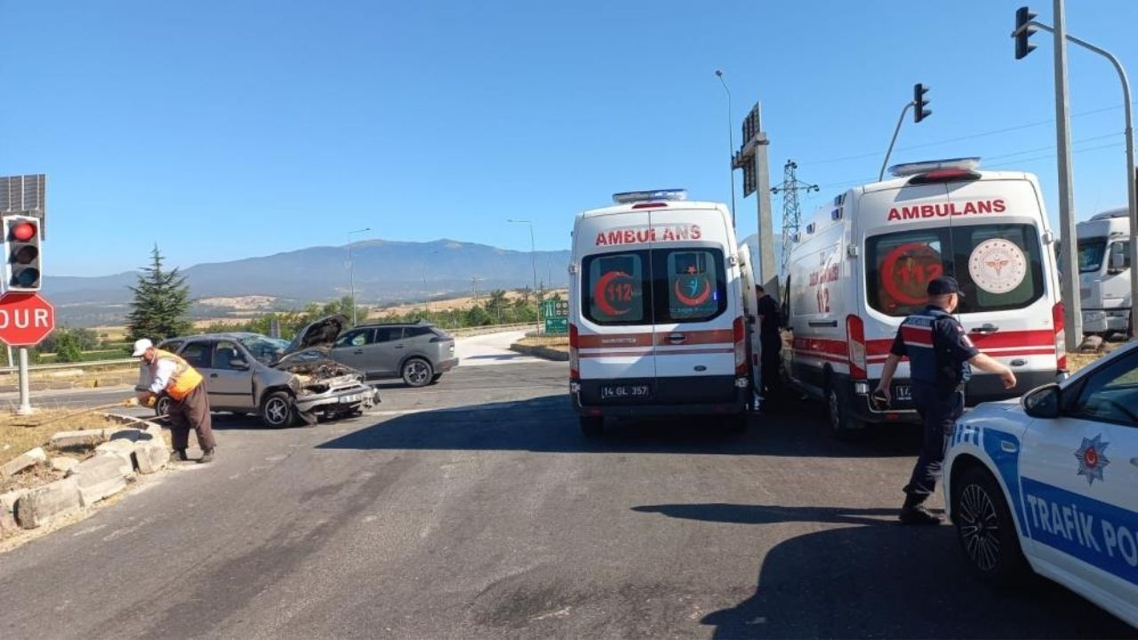 Kontrolden Çıkan Otomobil Refüje Çarptı Yaralılar Var (2)