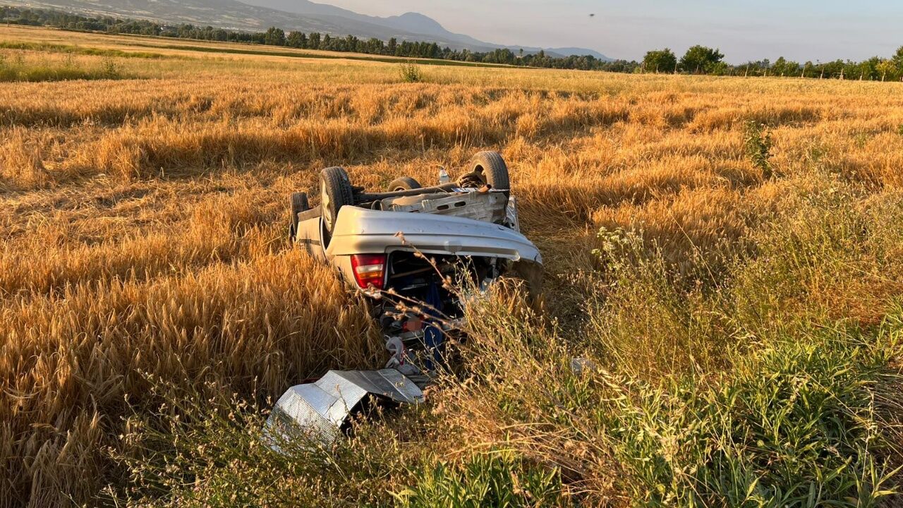 Kontrolden Çıkan Otomobil Tarlaya Uçtu, Sürücü Kayıplara Karıştı (1)