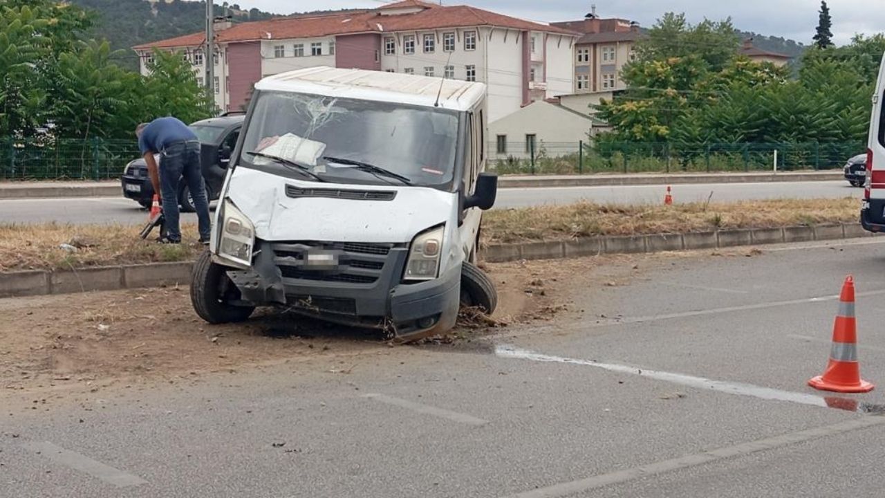 Korkunç Kaza Minibüs Ağaca Ve Direğe Çarptı! 4 Yaralı Var (1)