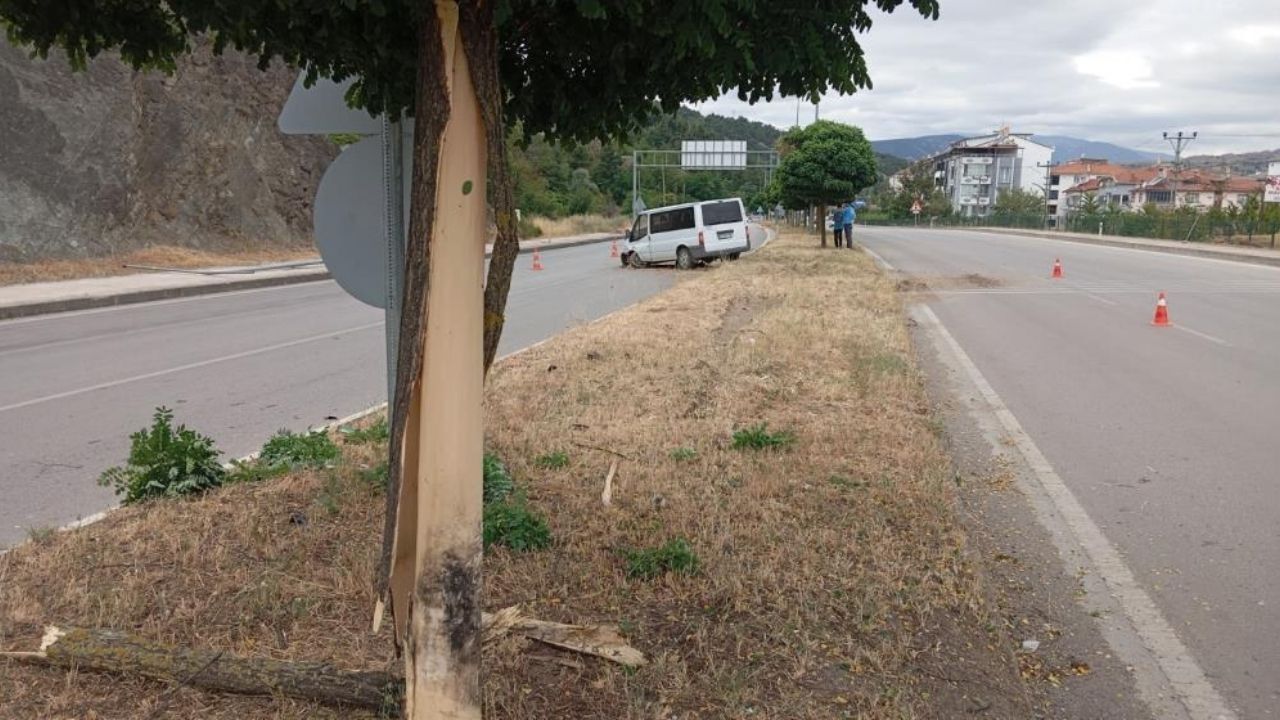 Korkunç Kaza Minibüs Ağaca Ve Direğe Çarptı! 4 Yaralı Var (2)