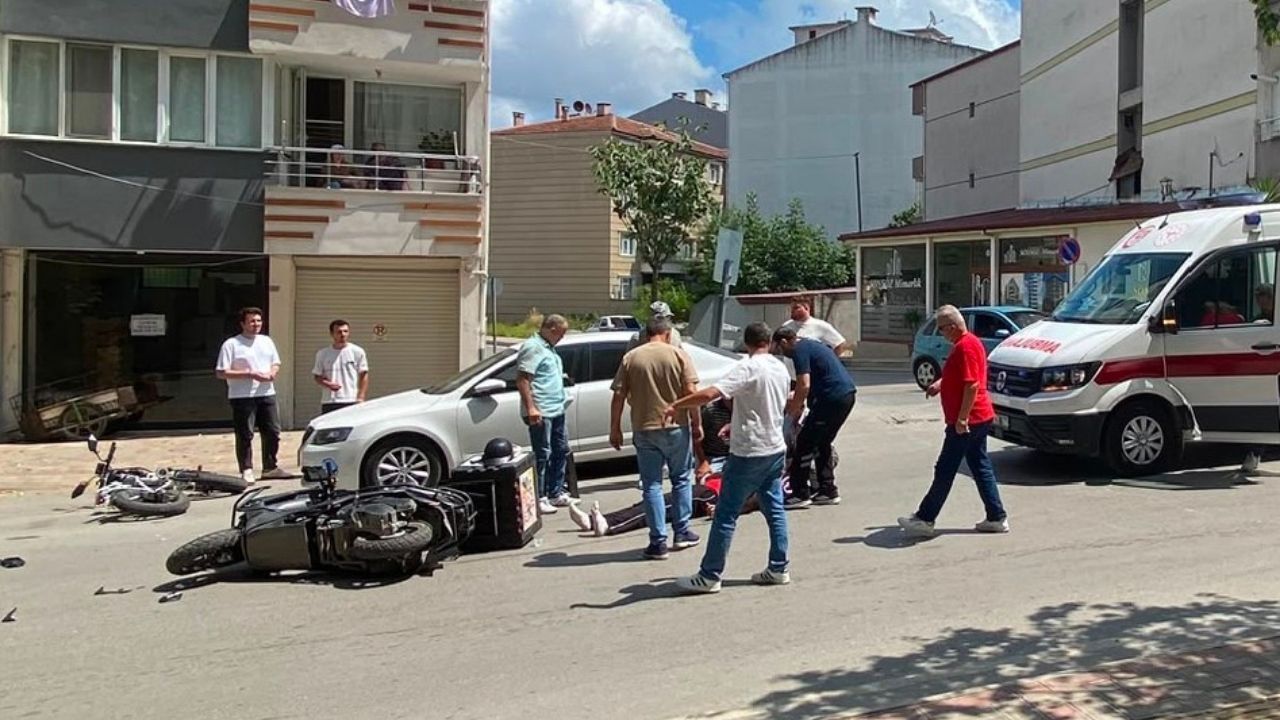 Kurye Motosikleti Ile Elektrikli Bisiklet Çarpıştı 2 Kişi Yaralandı (1)