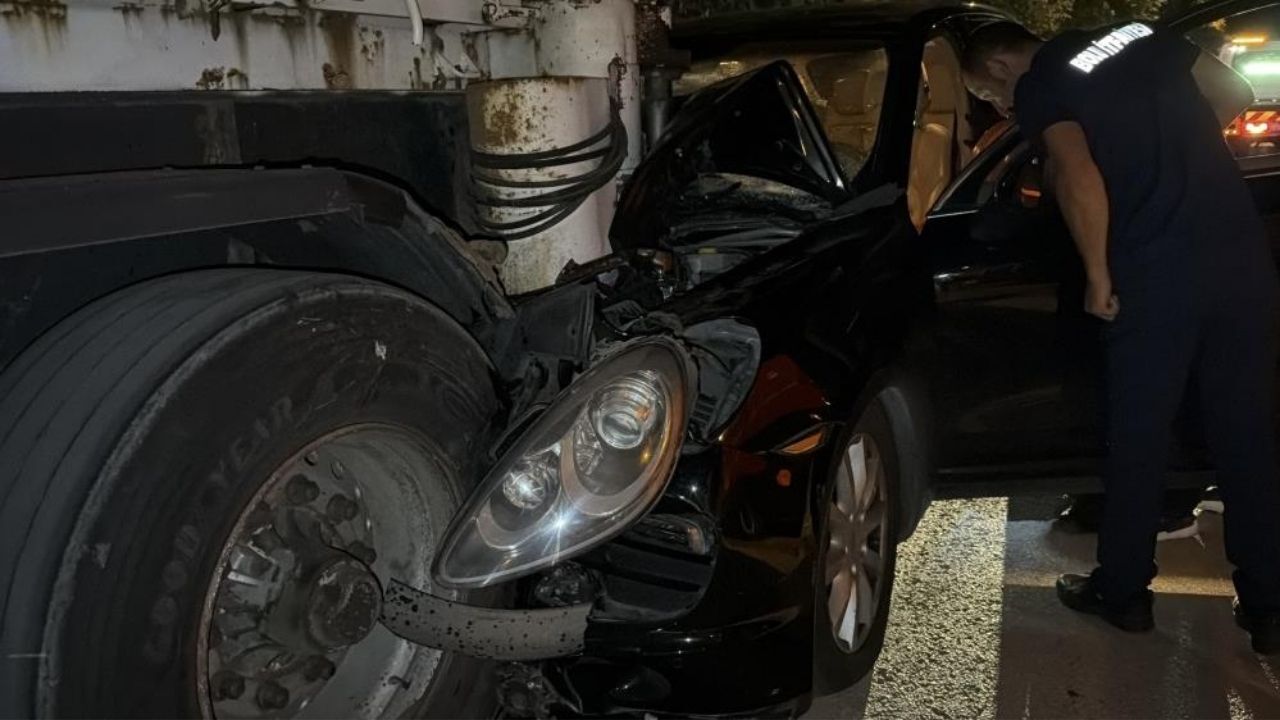 Lüks Suv Tıra Arkadan Çarptı Sürücü Araçta Sıkıştı (1)