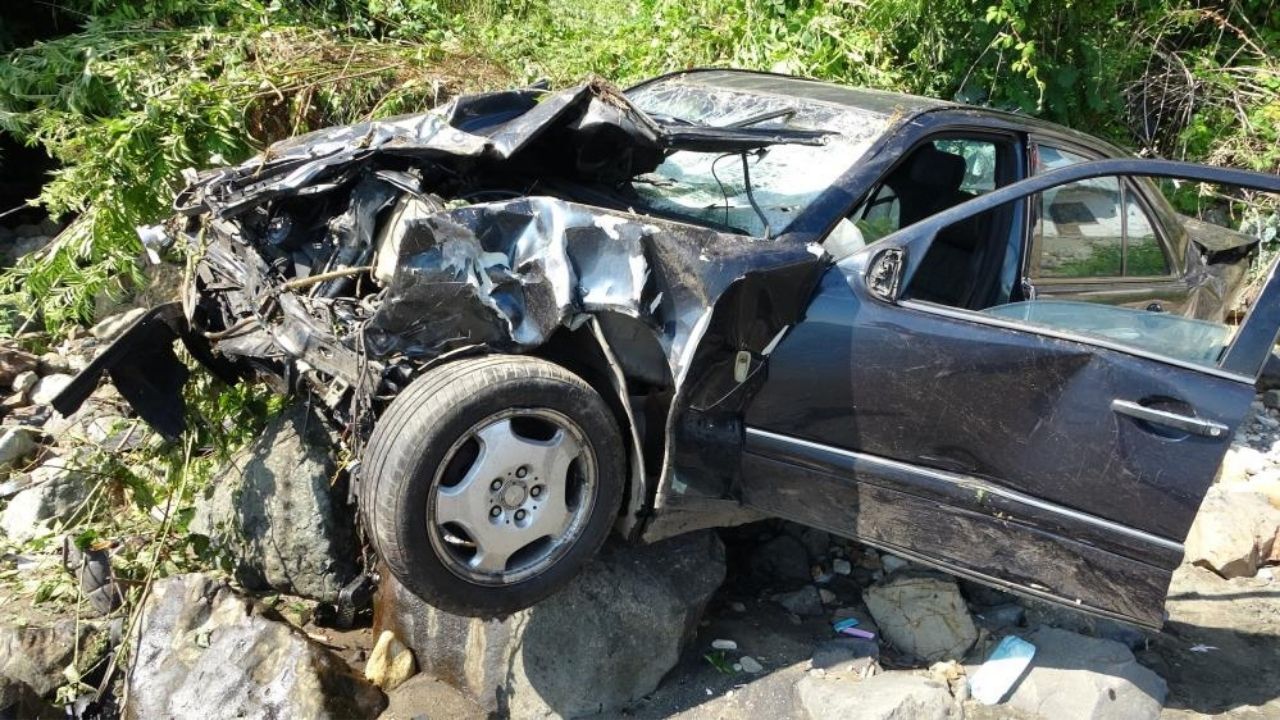 Otomobil 30 Metreden Deniz Kıyısına Uçtu Görenler, ‘Uçak Düşüyor Sandım’dedi (2)