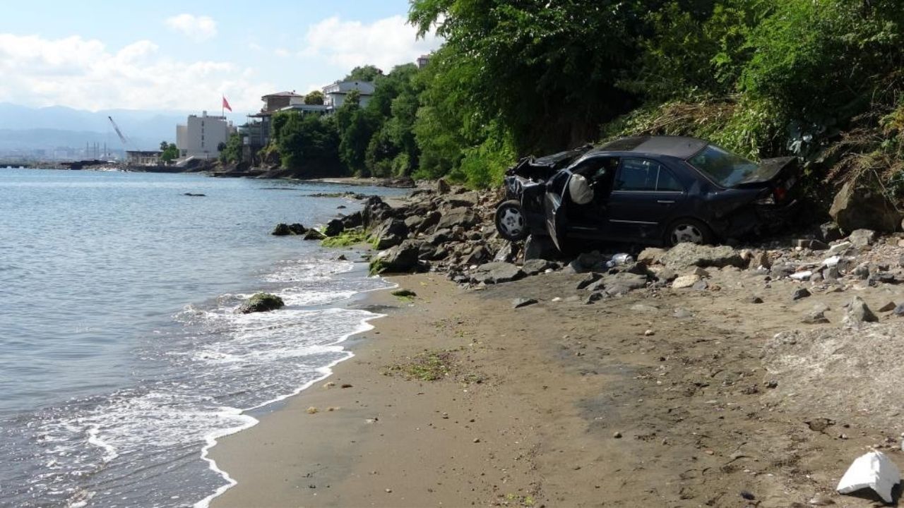 Otomobil 30 Metreden Deniz Kıyısına Uçtu Görenler, ‘Uçak Düşüyor Sandım’dedi (3)