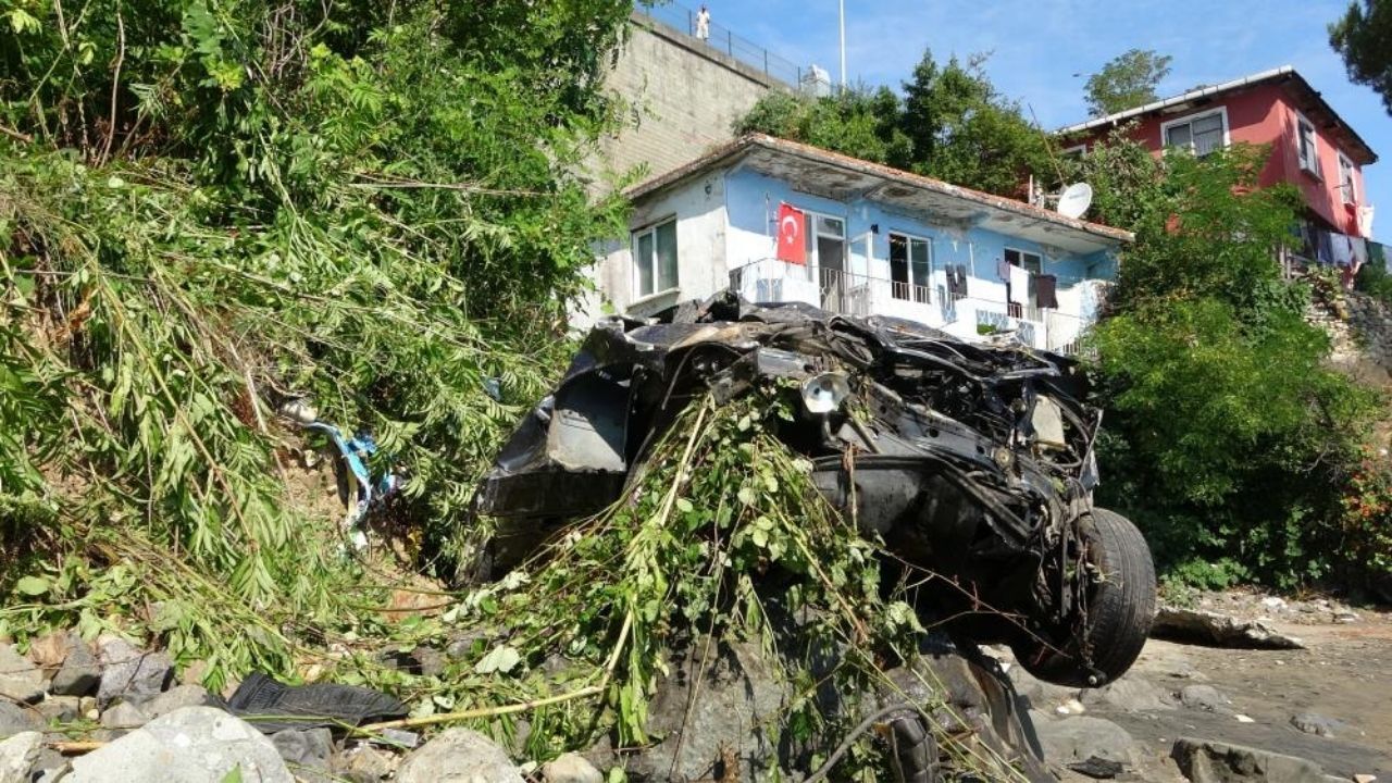 Otomobil 30 Metreden Deniz Kıyısına Uçtu Görenler, ‘Uçak Düşüyor Sandım’dedi (4)