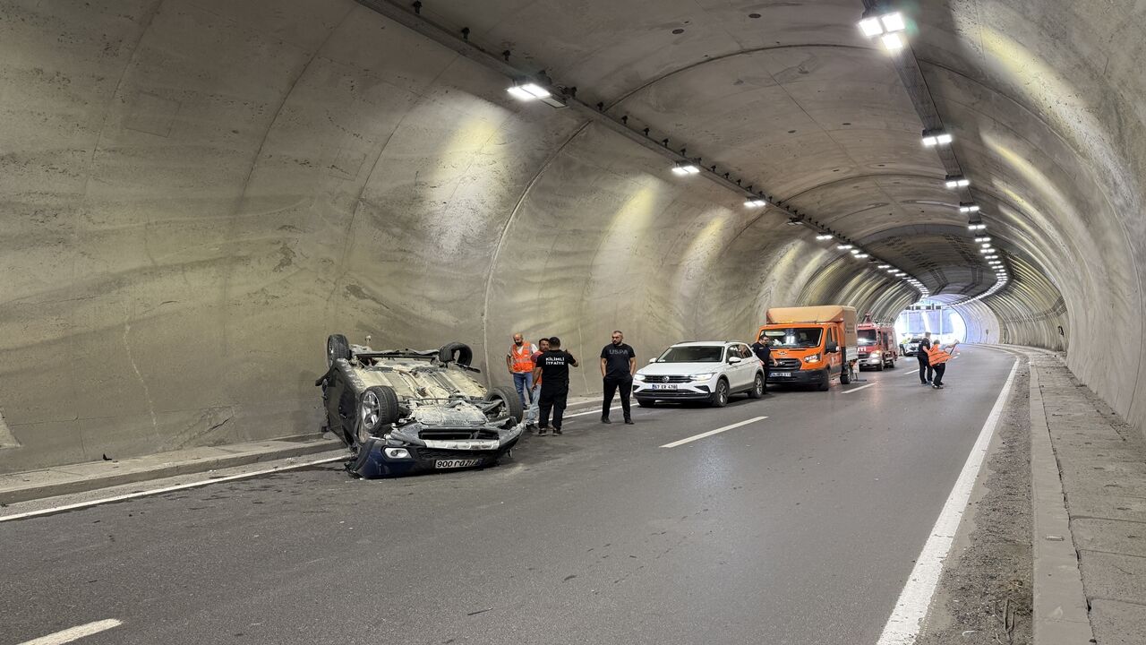 Otomobilde Tünel Ters Döndü (2)
