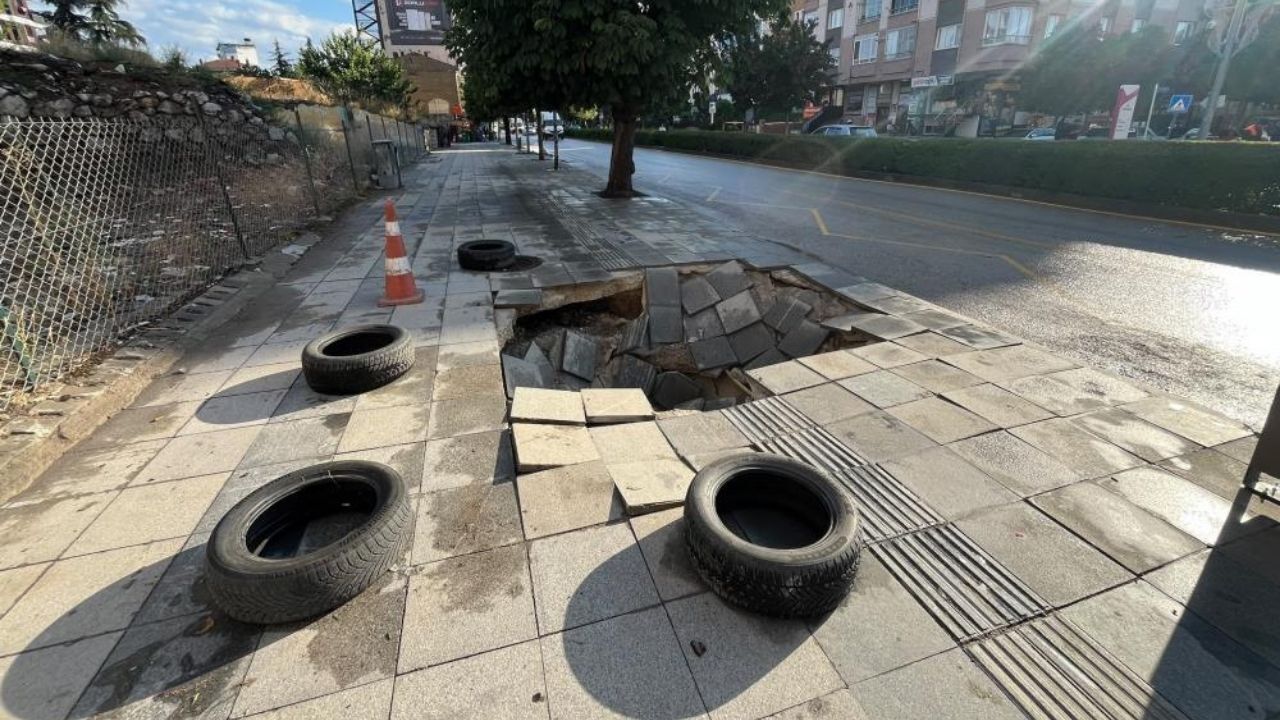 Sağanak Sonrası Kaldırım Çöktü (1)