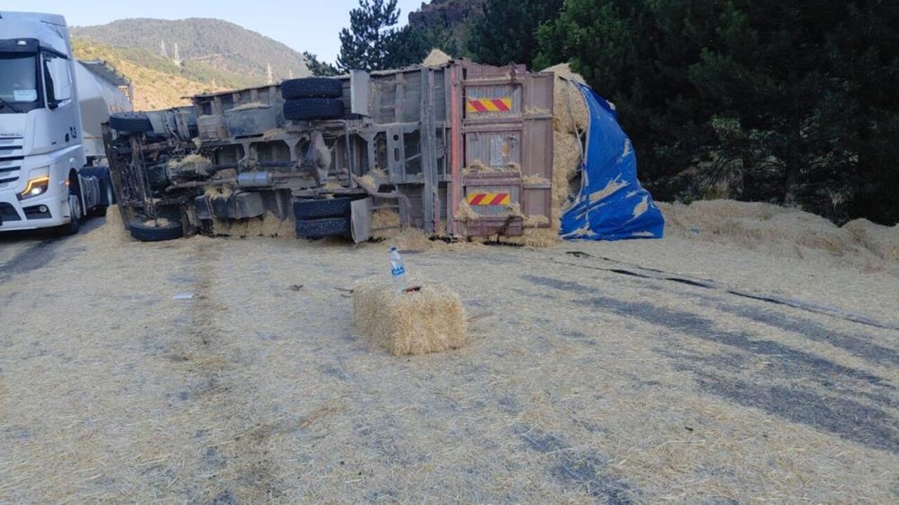 Saman Yüklü Kamyon Devrildi (1)
