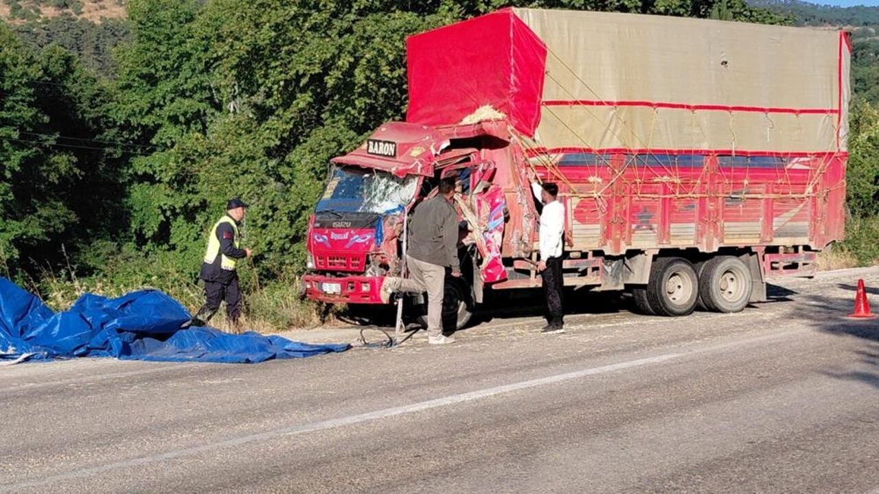 Saman Yüklü Kamyon Devrildi (2)