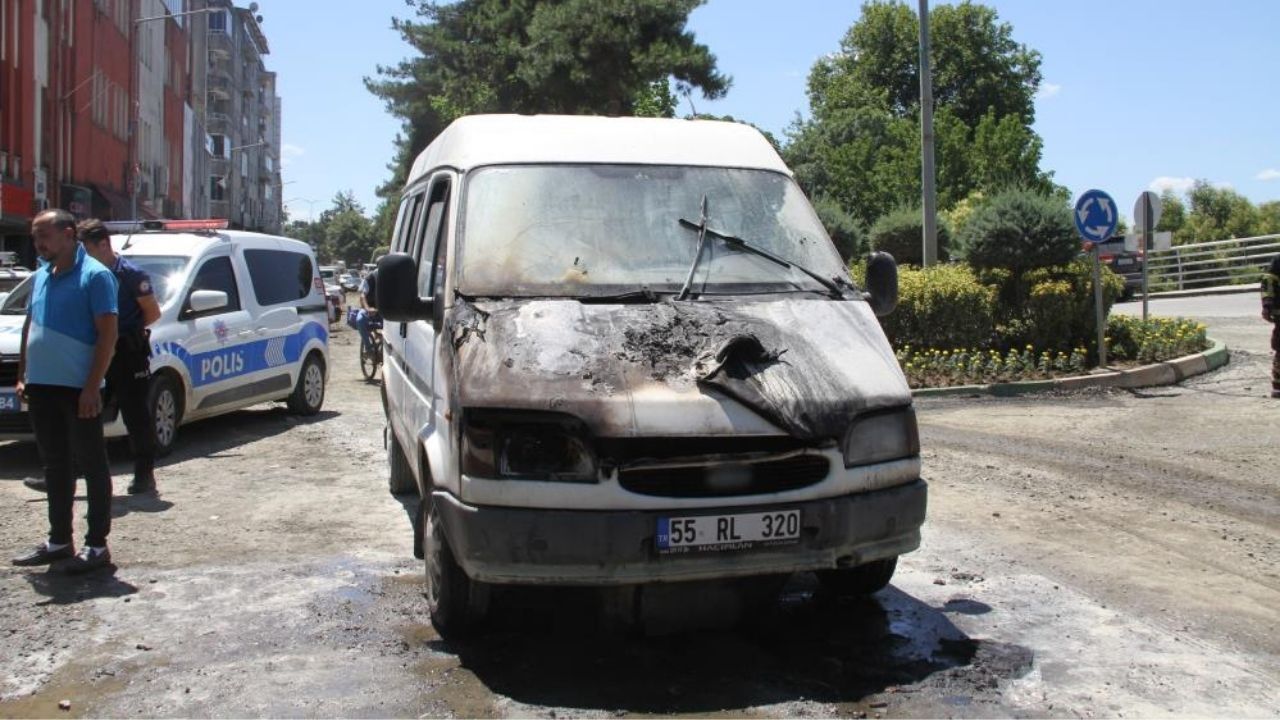 Seyir Halindeki Minibüs Bir Anda Alev Aldı (1)