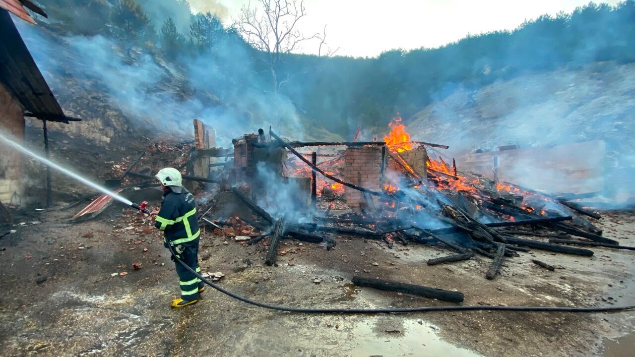 Son Dakika! Kastamonu'da Ahşap Evde Çıkan Yangın Ormanlık Alana Sıçradı 1
