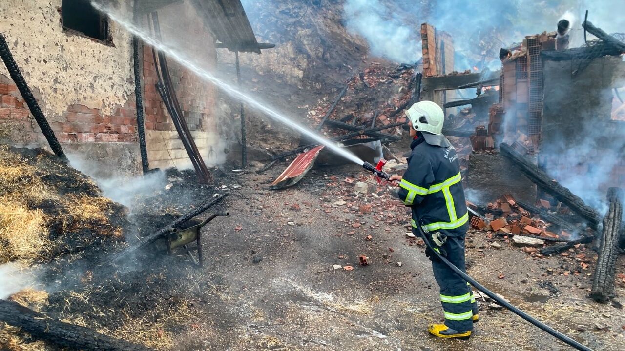 Son Dakika! Kastamonu'da Ahşap Evde Çıkan Yangın Ormanlık Alana Sıçradı 2
