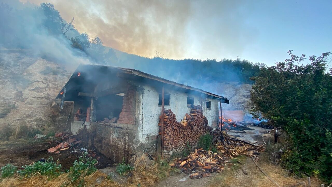 Son Dakika! Kastamonu'da Ahşap Evde Çıkan Yangın Ormanlık Alana Sıçradı 4