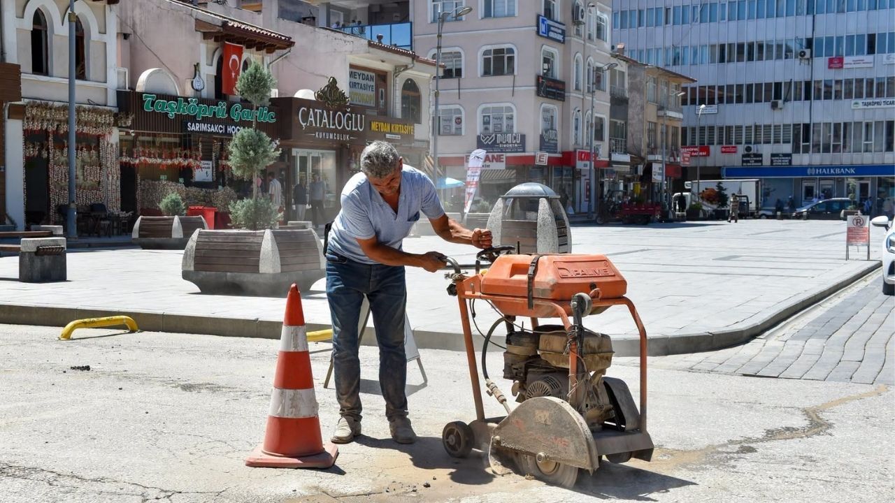 Taşköprü’de Sıcak Asfalt Yama Çalışmaları Hız Kesmiyor (1)