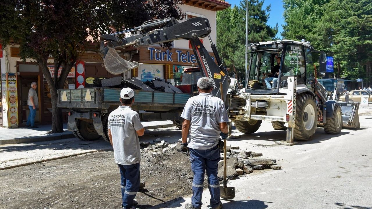 Taşköprü’de Sıcak Asfalt Yama Çalışmaları Hız Kesmiyor (4)