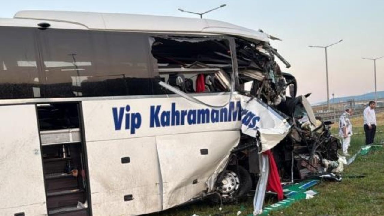 Tem’de Can Pazarı Yolcu Otobüsü Bariyerlere Saplandı, 5’I Ağır 15 Kişi Yaralandı (1)