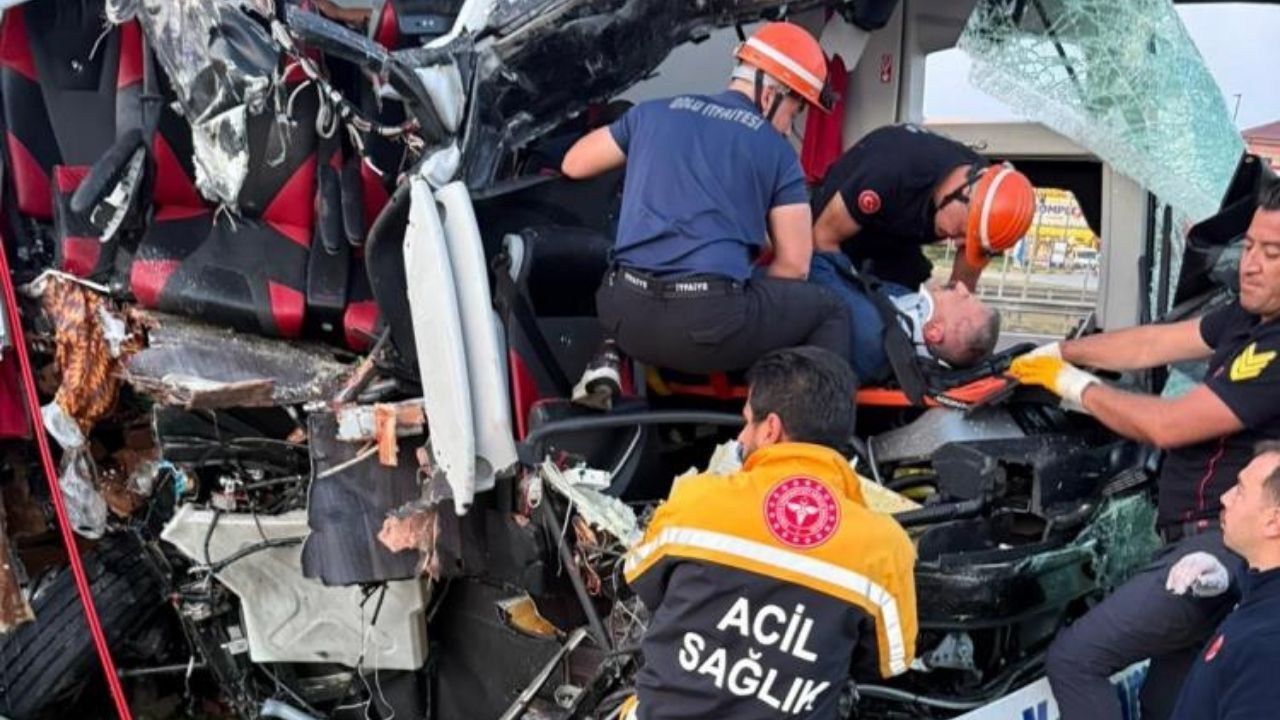 Tem’de Can Pazarı Yolcu Otobüsü Bariyerlere Saplandı, 5’I Ağır 15 Kişi Yaralandı (3)