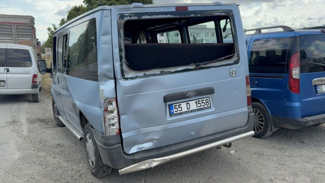 Tır Dolmuşa Arkadan Çarptı Sürücü Yaralandı (1)