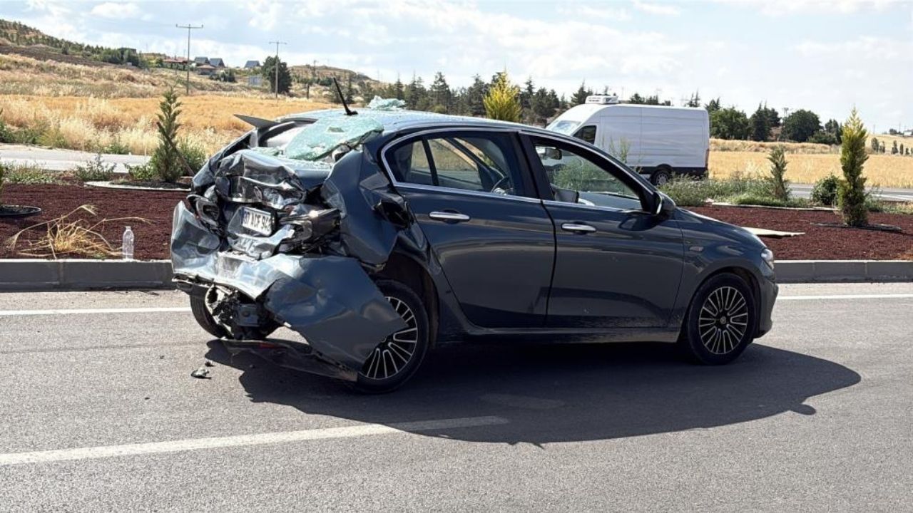 Tır Otomobili Biçti Sürücüler Ölümden Döndü (2)