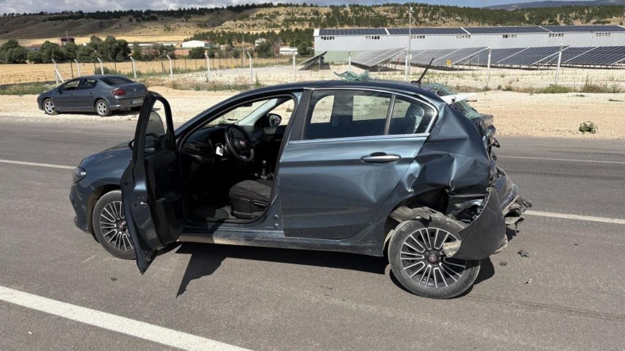 Tır Otomobili Biçti Sürücüler Ölümden Döndü (3)