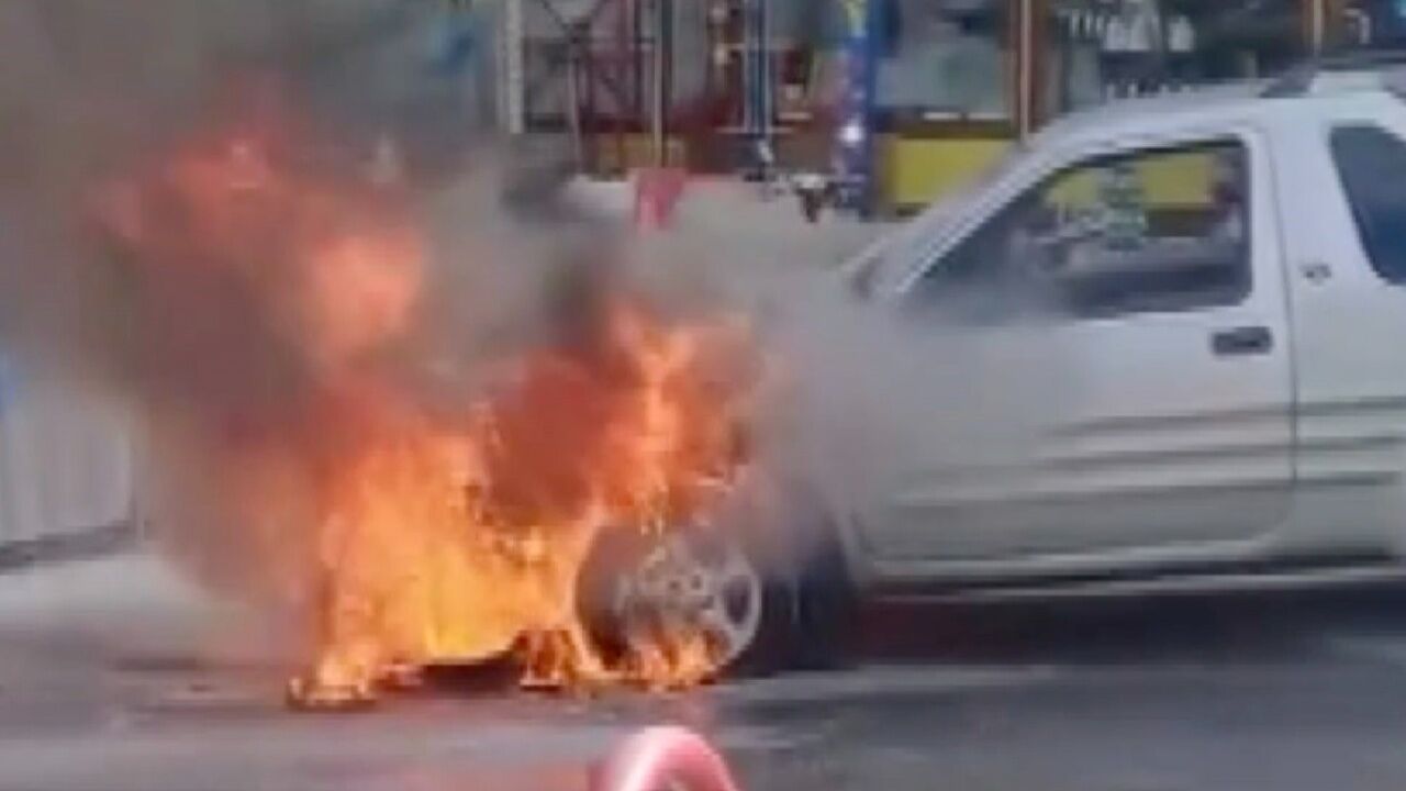 Tosya'da Seyir Halindeki Cip Alevlere Teslim Oldu! Sürücü Camdan Atlayarak Kurtuldu (4)