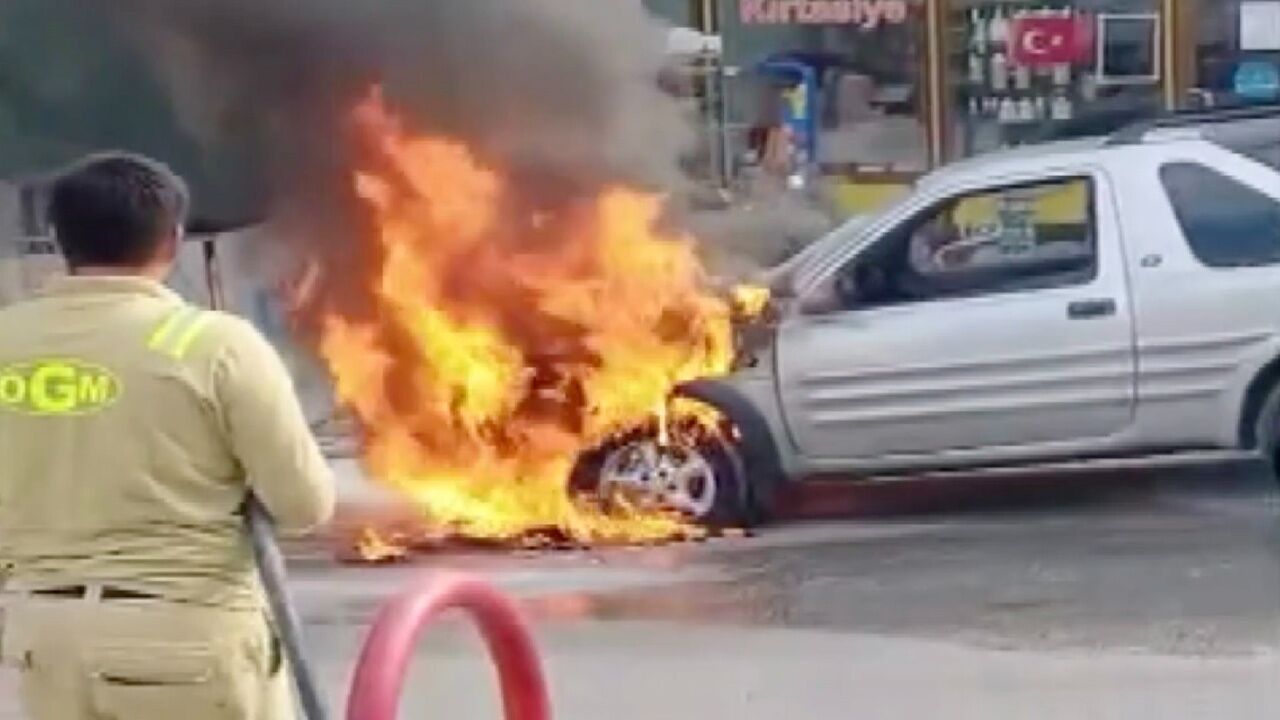 Tosya'da Seyir Halindeki Cip Alevlere Teslim Oldu! Sürücü Camdan Atlayarak Kurtuldu