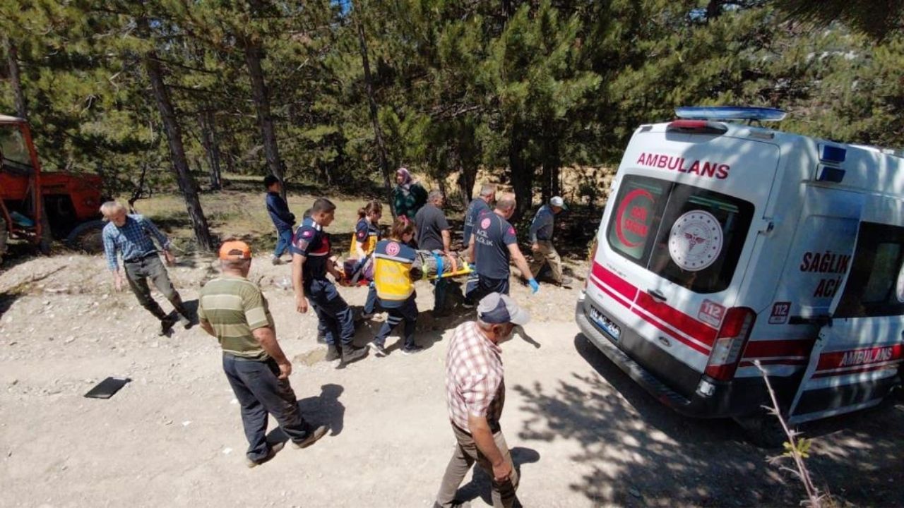 Traktör Kazası Römorktaki 2 Kişi Yere Savruldu (1)