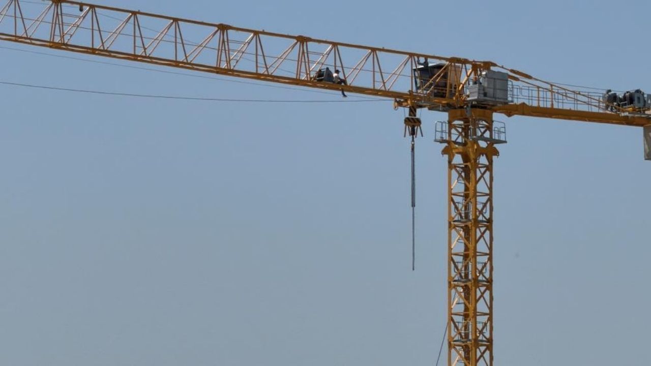 Üniversite Inşaatında Gerilim Maaşını Alamayan Işçi Vince Çıktı (2)