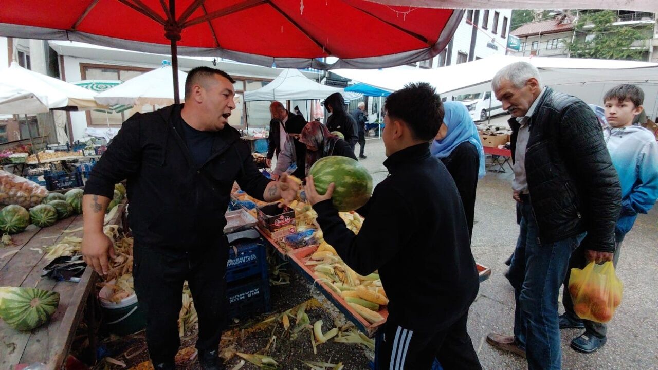 Yağmur Satışları Vurdu! Pazarcı Çareyi Karpuzları Ücretsiz Dağıtmakta Buldu 1