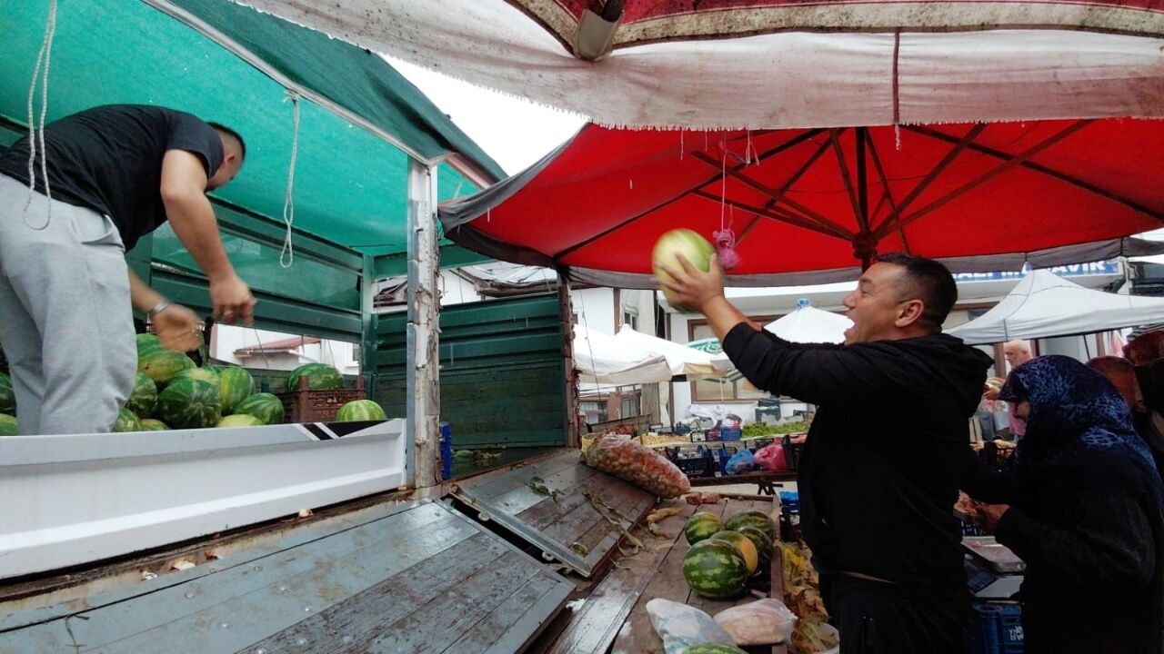 Yağmur Satışları Vurdu! Pazarcı Çareyi Karpuzları Ücretsiz Dağıtmakta Buldu