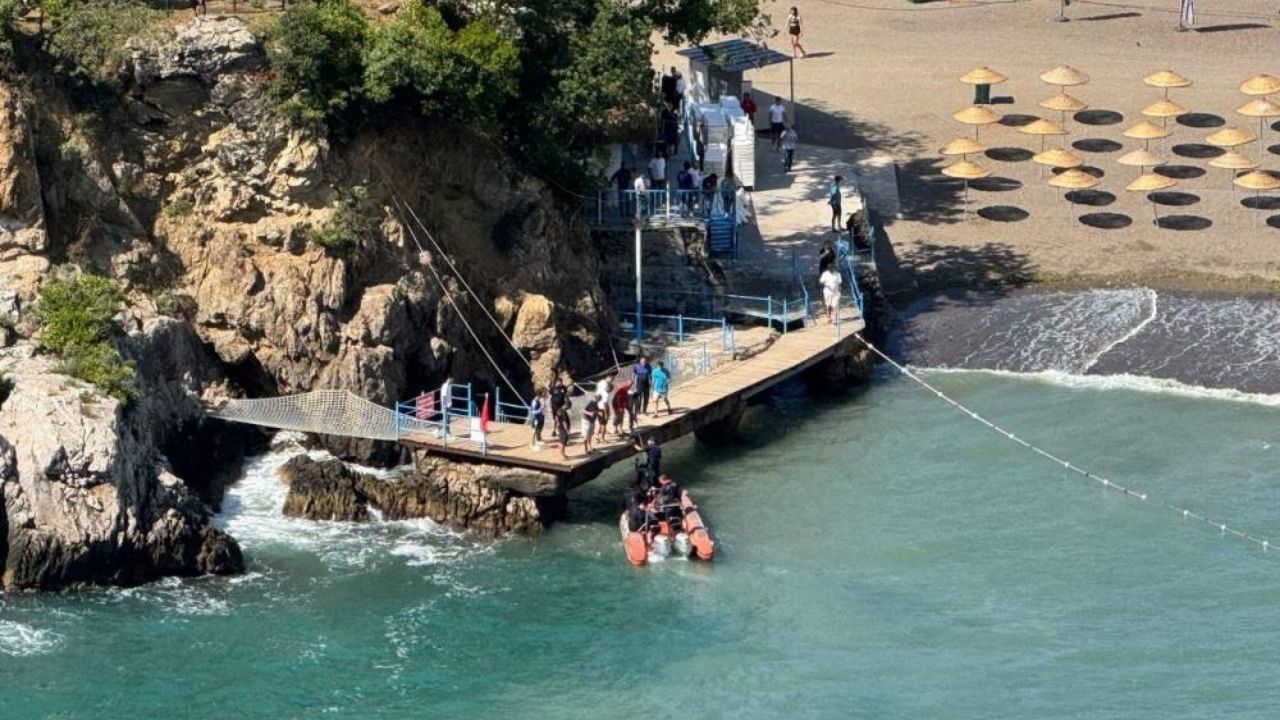 Yasağa Rağmen Denize Girdi, Dev Dalgaların Arasında Kayboldu (3)