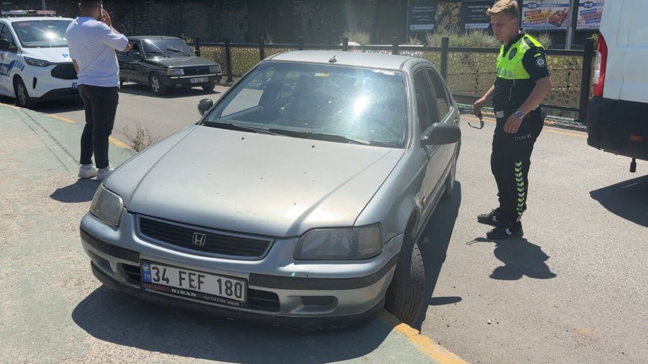 Yayaya Çarpan Sürücüden Pes Dedirten Hareket! Aracını Bırakıp Kaçtı (1)