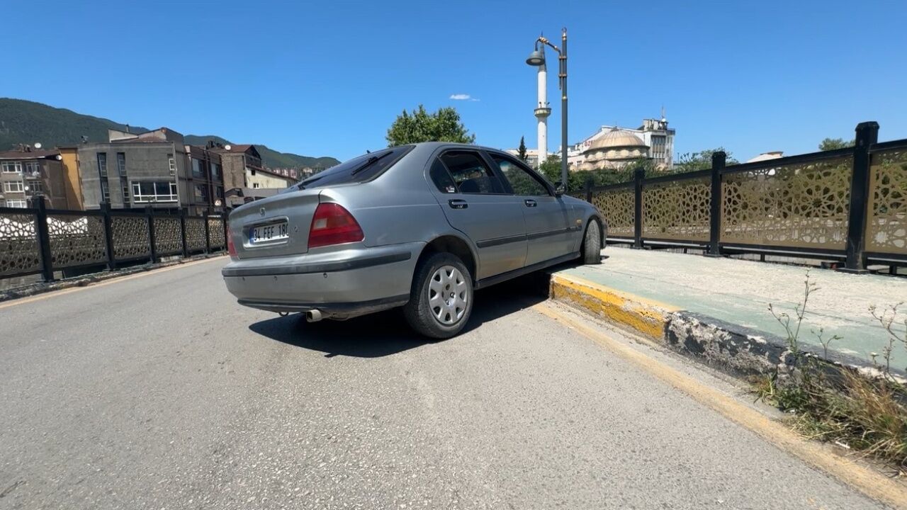 Yayaya Çarpan Sürücüden Pes Dedirten Hareket! Aracını Bırakıp Kaçtı