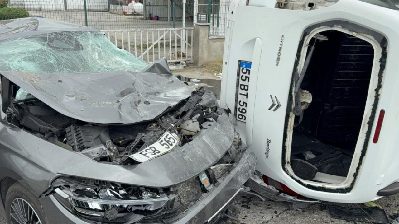 Akılalmaz Kaza Havalanan Araç Otomobilin Üzerine Düştü, 4 Yaralı (1)