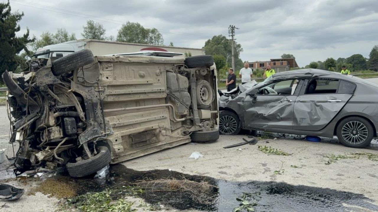 Akılalmaz Kaza Havalanan Araç Otomobilin Üzerine Düştü, 4 Yaralı (3)