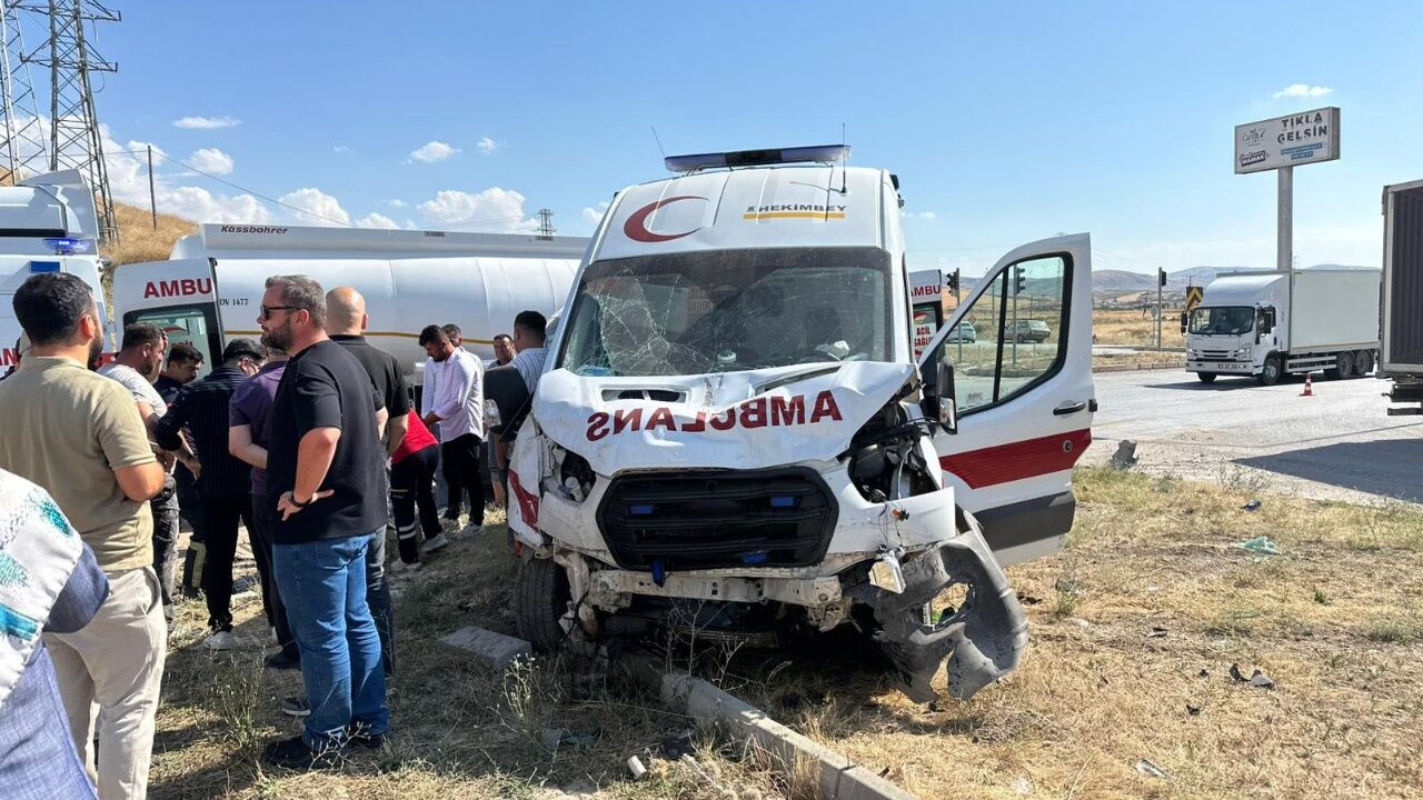 Ambulans Ile Cip Çarpıştı!