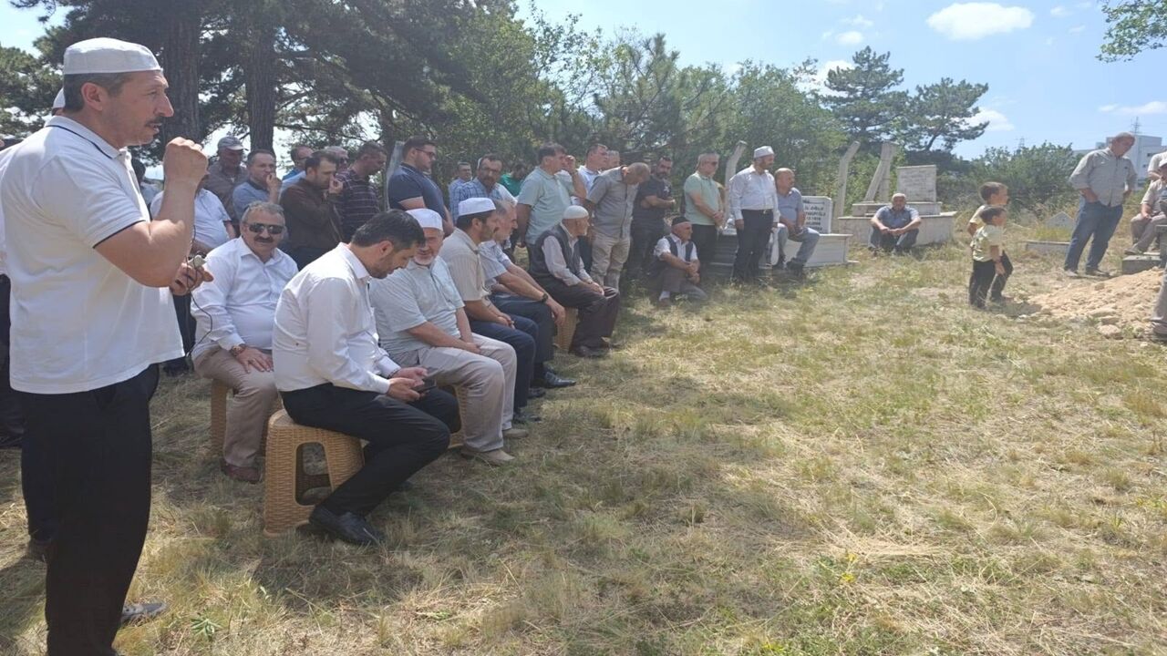 Cevdet Yakupoğlu Anne Vefat Toprağa Verildi (1)