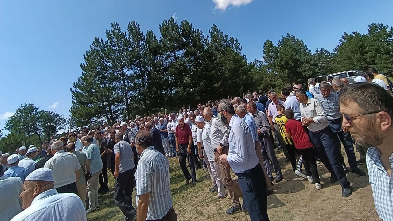 Cevdet Yakupoğlu Anne Vefat Toprağa Verildi (3)