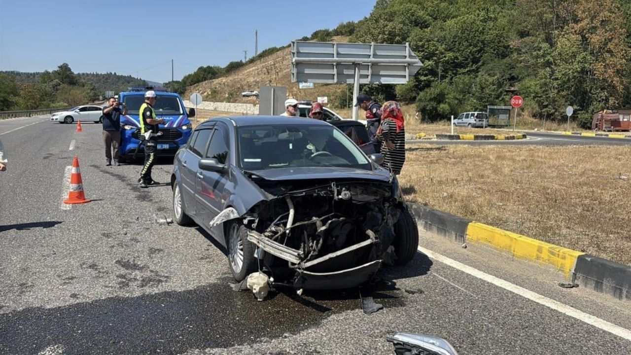 D 100’De Faciadan Dönüldü İki Otomobil Kafa Kafaya Çarpıştı (1)