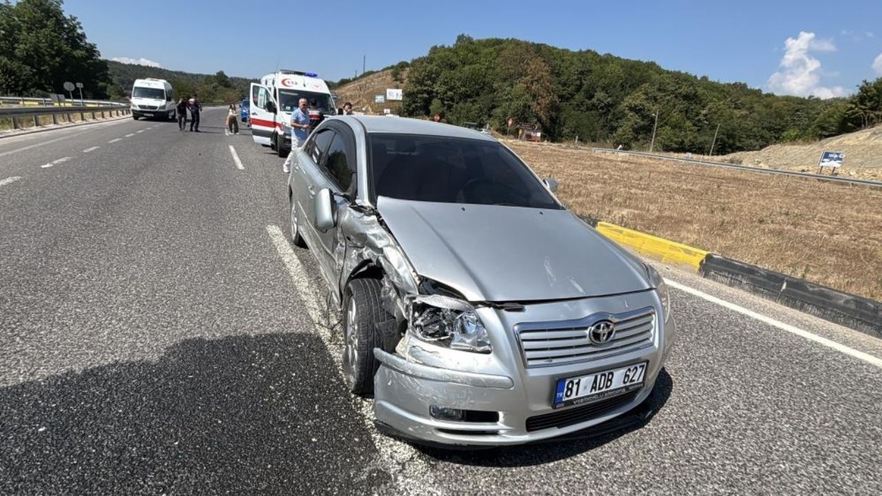 D 100’De Faciadan Dönüldü İki Otomobil Kafa Kafaya Çarpıştı (2)