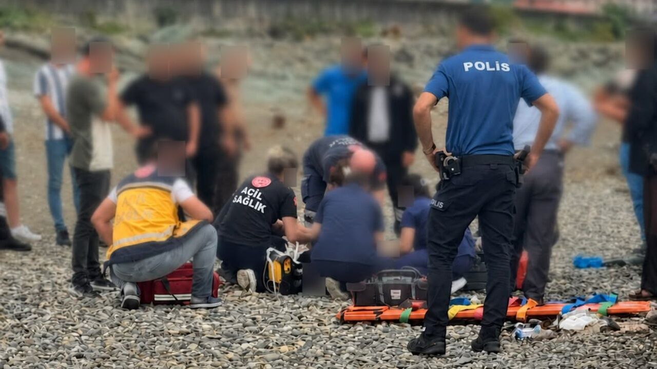 Dalgalar Iki Kardeşi Ayırdı Birinden Acı Haber