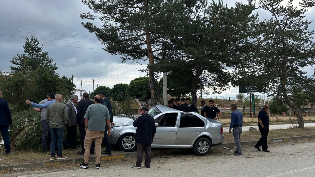 Devrekani’de otomobil ağaca çarptı: 3 kişi hastanede