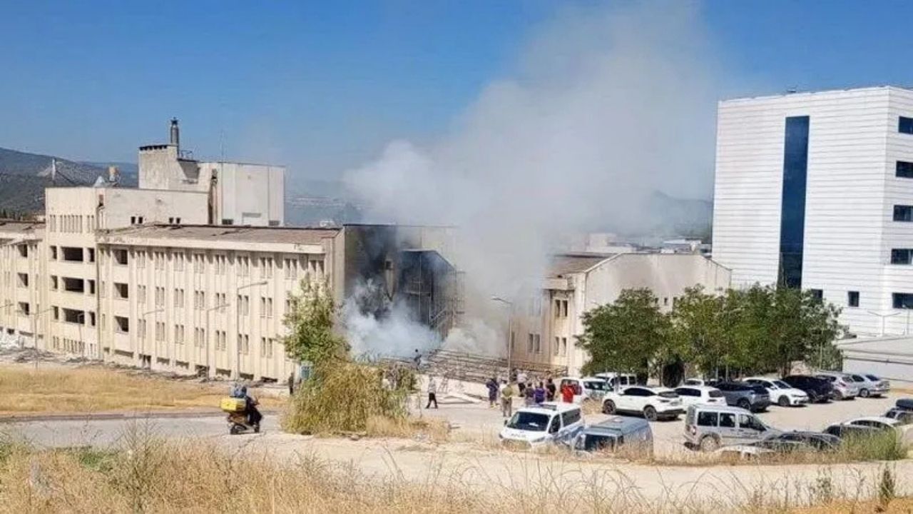 Eski Devlet Hastanesinden Dumanlar Yükseldi (2)